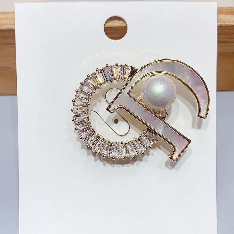 Light Luxury Style Letter Shell Pearl Brooch Fashion Elegant Personalized Corsage Ins Trendy Explosive Pin Suit Accessories - Image 4